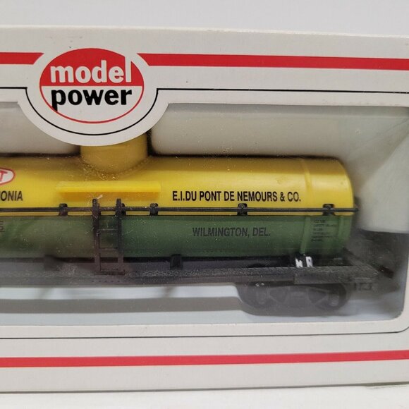Model Power HO Scale 40' Chemical Tank Car 6921H Dupont Plastic Electric Train - Picture 3 of 6